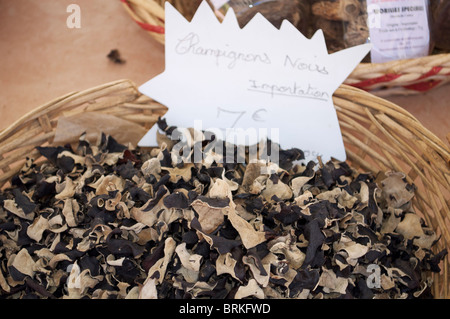 Champignons Noir schwarz getrocknet Funghi Pilze auf Verkauf im Markt der schönen Cours seleya Stockfoto