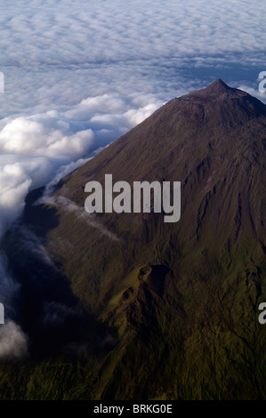 Die Aussicht vom Berg Pico mit den beiden lavatunnel angezeigt (höchste Stelle in Portugal) in die Insel Pico auf den Azoren Stockfoto