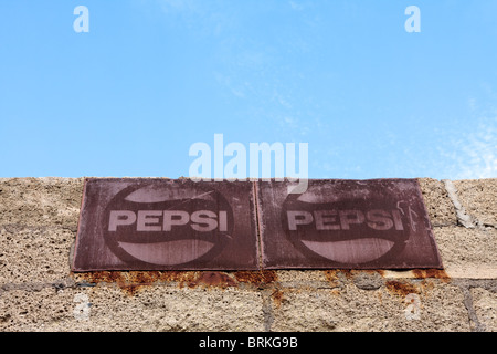 Rostige alte Pepsi Werbung Schilder auf eine Mauer gegen blauen Himmel in Playa San Juan-Teneriffa-Kanarische Inseln-Spanien Stockfoto