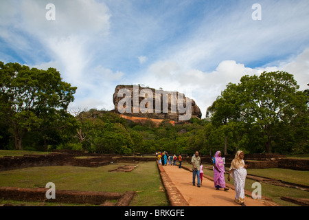 Sigiriya oder Lion es Rock, ist einer alten Festung und Palast Ruine umgeben von Steingärten Stockfoto