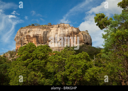 Sigiriya oder Lion es Rock, ist einer alten Festung und Palast Ruine umgeben von Steingärten Stockfoto