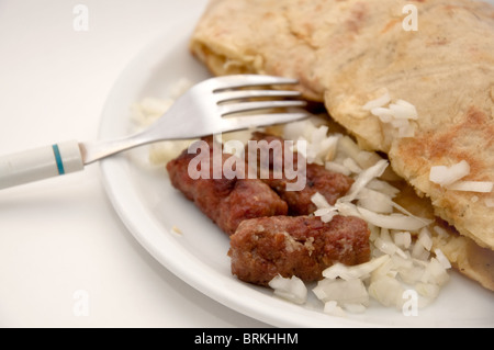 Köstliche Spezialität vom Grill aus kleine Knödel von Hackfleisch / Faschiertem mit Zwiebel Stockfoto