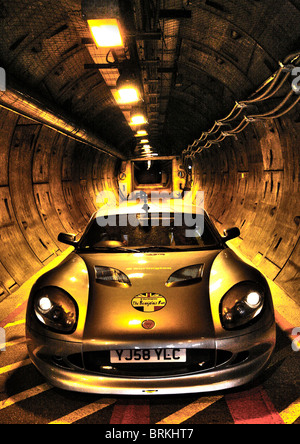 Ginetta G50 Elektro-Auto in der Servicetunnel unter dem Ärmelkanal Stockfoto