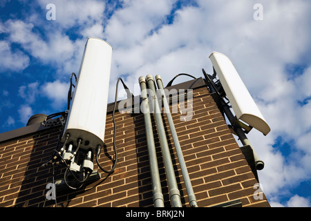 Mobilfunk-Antennen auf dem Dach des Gebäudes installiert Stockfoto