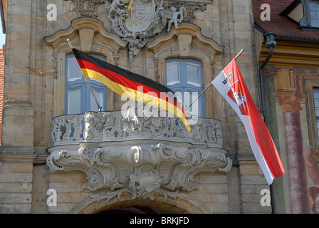 Die Fahnen von Deutschland und Bamberg im Rathaus, Bamberg, Franken, Deutschland an einem Feiertag Stockfoto