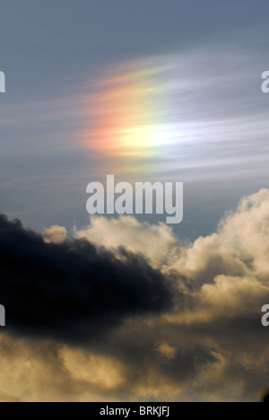 Sonne-Hund (Parhelion) in dunklen Himmel Stockfoto