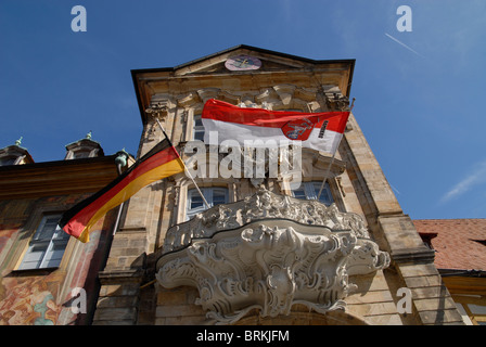 Die Fahnen von Deutschland und Bamberg im Rathaus, Bamberg, Franken, Deutschland an einem Feiertag Stockfoto