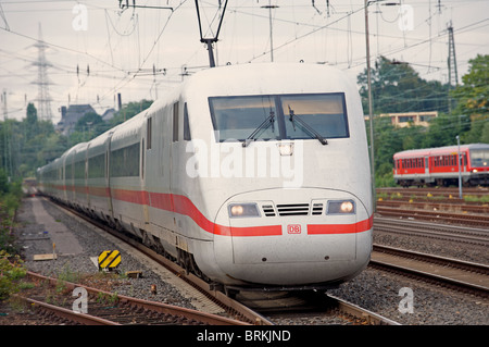 Inter City Express (ICE) Passagierzug, Solingen, Nordrhein-Westfalen, Deutschland. Stockfoto