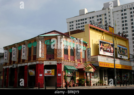 Die Passage Thru India Restaurant und Odeon Kino teilen eine Straße im Bezirk der Georgetown Penang, Malaysia. Stockfoto