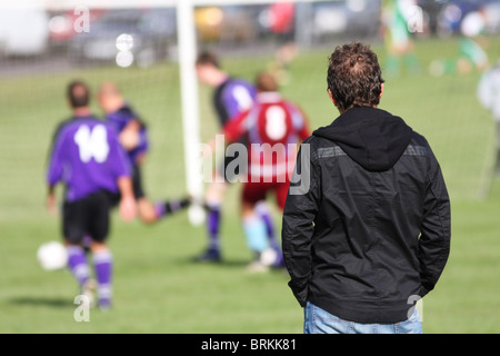 Schuss von einem Zuschauer beobachten die Downs Fußballliga in Bristol.  Die Fußballer können im Hintergrund zu sehen. Stockfoto