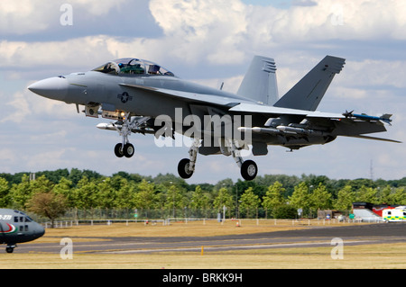 Boeing F/A-18F Super Hornet Kampfjet betrieben von der US-Navy Landung in Farnborough Airshow, Farnborough, Großbritannien. Stockfoto