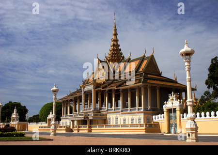 Ein Gebäude auf dem Gelände der Königspalast steht in der Morgensonne in Phnom Penh, Kambodscha. Stockfoto