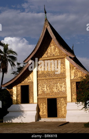 Die historischen und antiken Wat Xieng Thong Tempel steht im späten Nachmittag goldenen Sonnenlicht in Luang Prabang, Laos. Stockfoto