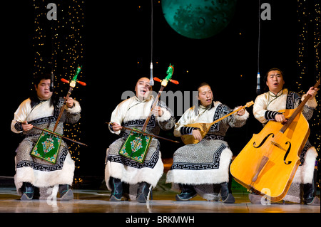 ULAN-UDE, Russland - 29 Oktober: Asiatische Musiker spielen auf dem internationalen Festival der asiatischen kehligen Gesang am 29. Oktober 2 Stockfoto