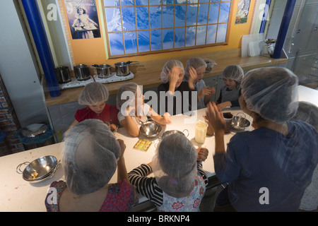 Köln - die Lindt Schokolade Museum und arbeiten Fabrik Tour auf der alten Kai-Insel - Kinder lernen, Pralinen machen Stockfoto