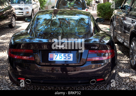 Aston Martin DB9 geparkt in Monte Carlo mit Monaco-Kfz-Kennzeichen Stockfoto