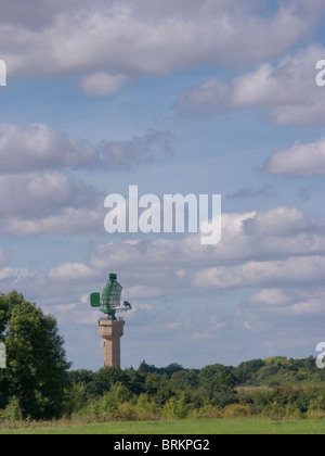 Radarturm in einem Landschaftsbaum ringsum mit blauem Himmel Stockfoto