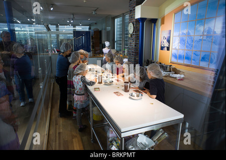 Köln - die Lindt Schokolade Museum und arbeiten Fabrik Tour auf der alten Kai-Insel - Kinder lernen, Pralinen machen Stockfoto