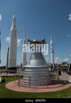 Ein Raketentriebwerk im Rocket Garden am Kennedy Space Center, Orlando, Florida. Stockfoto