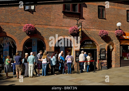 Besucher Leute Touristen warten in der Schlange vor Jorvik Viking Center Eintritt im Sommer York North Yorkshire England Vereinigtes Königreich Großbritannien Stockfoto