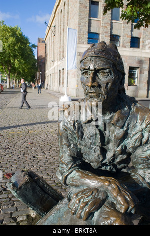 Statue von John Cabot seitlich Quay in Bristol dockt an schwimmenden Hafen vor der Arnolfini Kunstgalerie. England, UK. Stockfoto