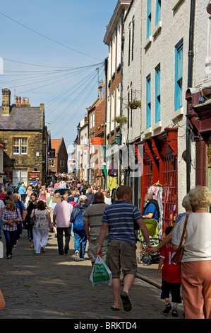 Menschen Touristen Besucher suchen in Geschäften Geschäfte im Sommer Kirche Street Whitby North Yorkshire England Großbritannien GB Great Großbritannien Stockfoto