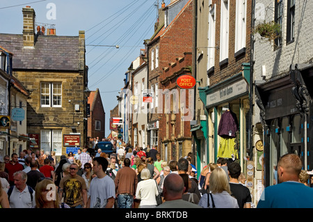 Menschen Touristen Besucher zu Fuß entlang der Church Street im Sommer Whitby North Yorkshire England Vereinigtes Königreich GB Großbritannien Stockfoto