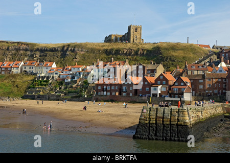 St Mary's Kirche und Tate Hill Strand im Sommer Whitby North Yorkshire England Vereinigtes Königreich GB Großbritannien Stockfoto