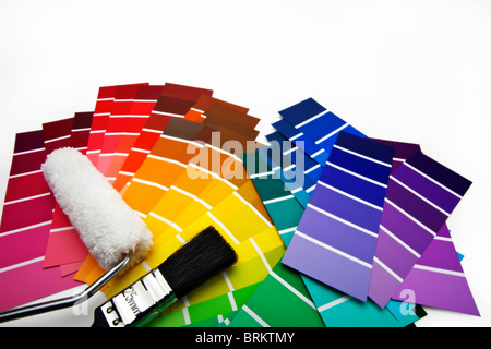 Verkleidungsmaterial, einschließlich Pinsel, Walze und Farbwähler Stockfoto