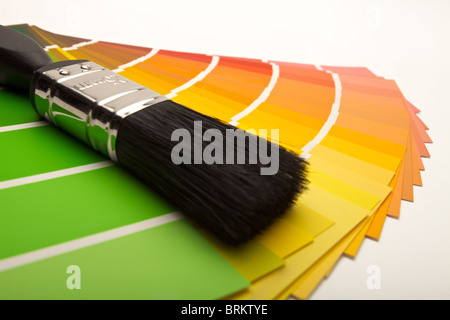 Nahaufnahme von einem glänzenden Pinsel auf eine Auswahl an Farbe Farbfelder Stockfoto