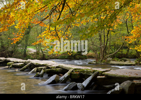 Prähistorische Klöppel Brücke Tarr Steps im Exmoor National Park, Somerset, England. Herbst (Oktober) 2008. Stockfoto