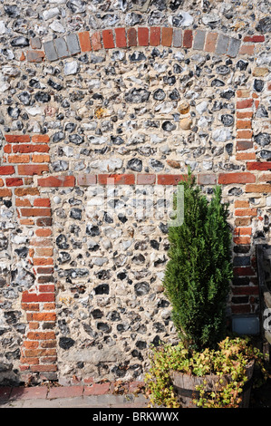Alte Tür mit Feuerstein und dekorativen Mauerwerk im "The Fox geht frei" Charlton Village, West Sussex gefüllt ist. Stockfoto