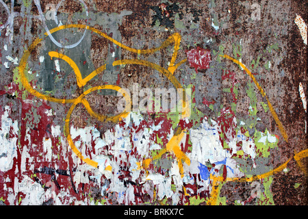 Bleibt der alten Plakate und Graffiti auf einem rostigen Eisen Brücke, London, England, UK Stockfoto