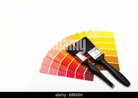 Pinsel mit rot, gelb, orange und braun Farbkarten Stockfoto