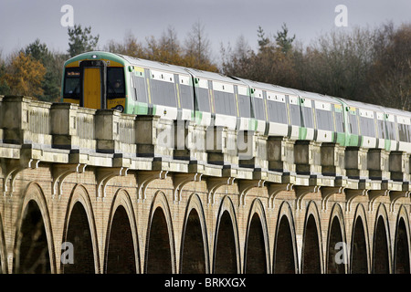 Eine Bahn kreuzt die Ouse Valley Viaduct in West Sussex.  Bild von James Boardman. Stockfoto