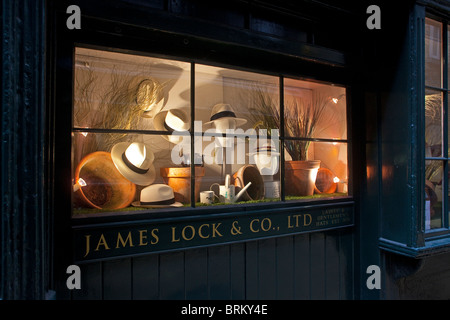 London, St James's hinten Lock & Co in Crown Passage August 2010 Stockfoto