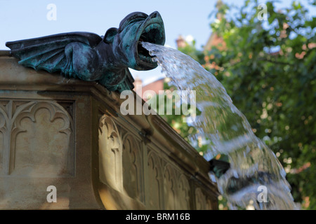 Das Wasser der Diamond Jubilee Brunnen in Albert Square, Manchester. Stockfoto