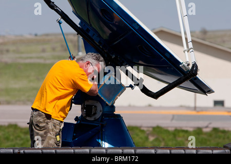 Storm Chaser und Projekt Vortex 2 Mitglied Herb Stein Reparaturen der Doppler auf Rädern Radarschüssel Kimball, Nebraska, USA Stockfoto