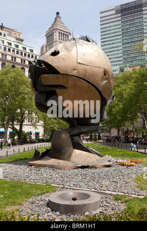 Die Kugel wurde in die 9/11-Anschläge beschädigt und dient heute als Mahnmal im Battery Park in der Nähe des World Trade Center-Website. Stockfoto