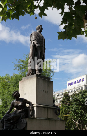 Zentrum liegt im Piccadilly Gardens in Manchester City Diese Bronzestatue von Sir Robert Peel von William Calder-Marshall. Stockfoto