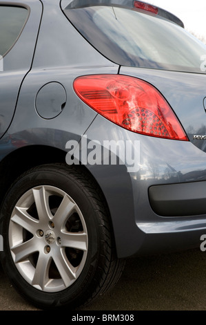 Nahaufnahme von Rücklicht und Kunststoff Stoßstange auf einem Peugeot Auto. Stockfoto