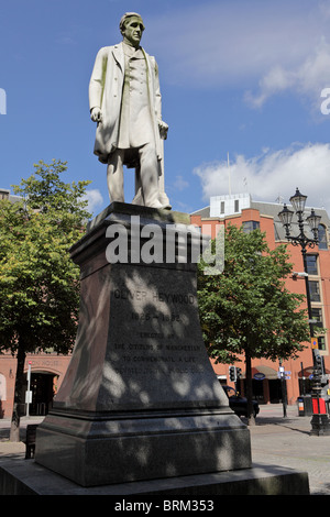 Bankier und Philanthrop Oliver Heywood Statue liegt in Albert Square in der Stadt von Manchester. Stockfoto