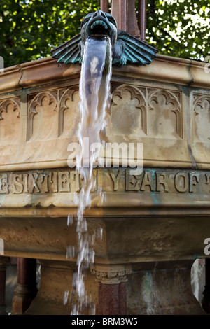 Das Wasser der Diamond Jubilee Brunnen in Albert Square, Manchester. Stockfoto