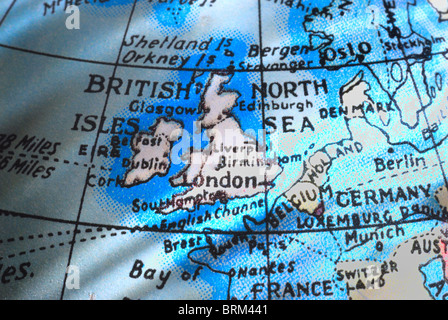 Ein kleiner Vintage Globus Eatth, Hervorhebung der britischen Inseln und Nordeuropa. Stockfoto