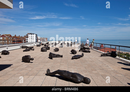 "Kritische Masse" eine Ausstellung des Bildhauers Antony Gormley auf dem Dach des De La Warr Pavilion, Bexhill am Meer, Sussex, Stockfoto