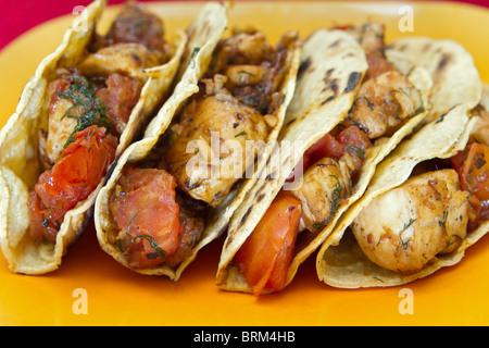 vier Chicken Tacos Closeup auf ein gelbes Schild Stockfoto