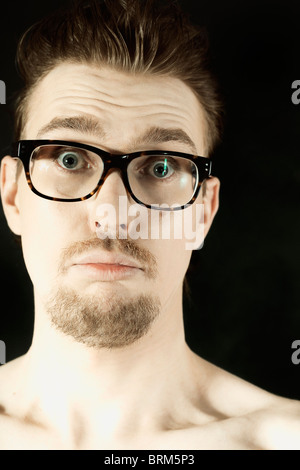 Mann in Gläsern mit lustigem Gesicht closeup Stockfoto