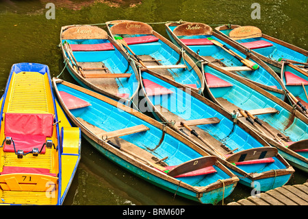 Stocherkähne auf dem Fluss Cherwell in der Nähe von Magdalen Bridge in Oxford; Boote in Oxford Stockfoto