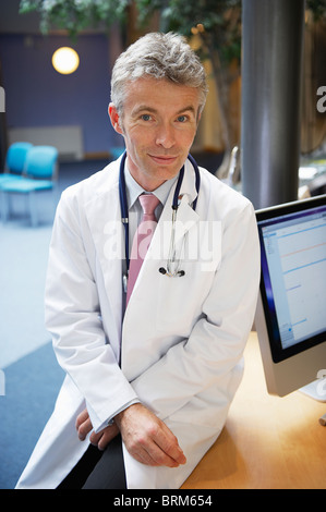 Arzt, die Standortwahl auf Schreibtisch in der Chirurgie Stockfoto