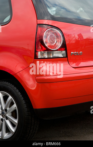 Nahaufnahme von Rücklicht und Kunststoff Stoßstange auf einem Volkswagen Polo Auto. Stockfoto